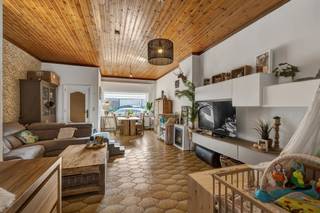 Voor meer info of een bezoek, bel 054 78 90 01 - Op een rustige ligging in Onkerzele (Geraardsbergen) bevindt zich deze deels gerenoveerde woning...