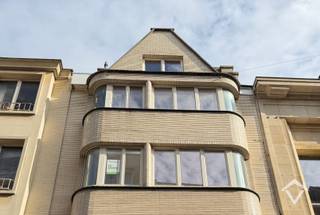 Ontdek dit prachtig gerenoveerde appartement in het hart van Oostende, gelegen in dé winkelstraat van de stad. Dankzij de centrale ligging, de praktische indeling en het gunstige EPC-label B is dit appartement een interessante opportuniteit voor zowel investeerders als starters of wie op zoek is naar een aangenaam vakantieverblijf aan zee.<br /><br />Met een bewoonbare oppervlakte van 83 m² beschikt het appartement over een inkomhal, twee slaapkamers, een lichtrijke woonkamer met uitgeruste keuken en een badkamer met toilet. Bovendien is het gebouw voorzien van een lift.<br /><br />Troeven:<br />- Instapklaar en prachtig gerenoveerd<br />- Bewoonbare oppervlakte van 83 m²<br />- Twee slaapkamers<br />- Energiezuinig EPC-label B<br />- Lift aanwezig in het gebouw<br />- Centrale ligging in de belangrijkste winkelstraat van Oostende<br /><br />Een ideale opportuniteit voor wie comfortabel wil wonen of investeren op een toplocatie aan de Belgische kust.