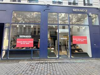 Ontdek dit uitzonderlijke gelijkvloerse handelspand, ideaal gelegen in het beste deel van de gekende winkelstraat Nationalestraat. De winkel is omgeven door tal van andere zaken waaronder "Dries Van Noten" en "American vintage", ...<br /><br />Het pand beschikt over een ruime oppervlakte van +/- 100 m², aangevuld met een droge kelder, perfect als extra opslagruimte. De winkel onderscheidt zich door zijn karaktervolle uitstraling en tijdloze charme.<br /><br />De brede vitrine biedt niet alleen een maximale zichtbaarheid, maar zorgt ook voor een overvloed aan natuurlijk licht. <br /><br />Een unieke opportuniteit voor wie op zoek is naar een commerciële locatie met uitstraling en passage.<br /><br />Ingroeihuur van toepassing: €5.000/maand om geleidelijk te stijgen naar €6.000/maand.<br />Maandelijkse kosten: €75/maand <br /><br />Interesse? Contacteer ons vandaag nog!