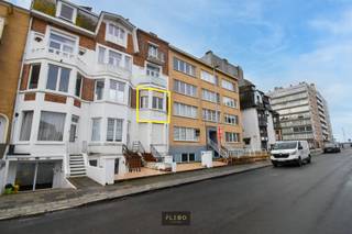 Dit unieke pand is gelegen in het hart van Wenduine, op wandelafstand van het strand, de zeedijk, winkels en horeca. De eigendom bestaat uit een appartement op de tweede verdieping én een volledig afzonderlijke studio op de kelderverdieping. Dankzij de aparte ingangen en indelingen biedt dit geheel een mooie flexibiliteit voor privégebruik, verhuur of een combinatie van beide.<br /><br />Het appartement op de tweede verdieping beschikt over een aangename leefruimte met mooie natuurlijke lichtinval, wat zorgt voor een open en luchtig gevoel. De leefruimte sluit aan op een functionele keuken en badkamer, geïntegreerd in één praktische ruimte. De ligging nabij het centrum en de kust maakt dit een ideale uitvalsbasis.<br /><br />De volledig aparte studio op de kelderverdieping omvat twee slaapkamers, elk uitgerust met een eigen douchevoorziening. Via de studio is er bovendien toegang tot een aangename koer achteraan, perfect als buitenruimte of extra stockage.<br /><br /><u><strong>Extra troeven:</strong></u><br /><br />• Volledig afzonderlijke studio met 2 slaapkamers<br />• Koer achteraan<br />• Ruim appartement met veel natuurlijk licht<br />• Aparte ingangen, ideaal voor verhuur of dubbele bewoning<br />• Op wandelafstand van strand, zeedijk en centrum<br />• Geschikt als hoofdverblijf, tweede verblijf of investering<br /><br /><br />Kortom, deze eigendom biedt tal van mogelijkheden voor wie op zoek is naar ruimte, flexibiliteit en een strategische ligging in het levendige Wenduine. Contacteer ons via 050/69.02.03 of info@flebo.be voor meer informatie of een bezoek ter plaatse.