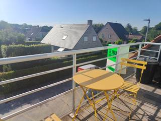 Bent u op zoek naar een comfortabel en goed gelegen appartement? Dit verzorgde duplexappartement in Oostkamp bevindt zich op een gunstige locatie, vlak bij winkels, scholen en openbaar vervoer, en biedt een aangename en rustige woonomgeving.<br /><br />Op de eerste verdieping vindt u een lichtrijke leefruimte met een volledig uitgeruste keuken, een praktische berging en een apart gastentoilet. De bovenverdieping beschikt over twee slaapkamers en een badkamer met wastafel en douche.<br /><br />Dankzij de aanwezige airconditioning geniet u ook tijdens warme zomerdagen van een aangenaam binnenklimaat.<br /><br />Daarnaast beschikt het appartement over een balkon aan zowel de voor als achterzijde, ideaal om op elk moment van de dag van de buitenlucht te genieten. Een privatieve garagebox is inbegrepen in de huurprijs en biedt een veilige parkeerplaats én extra bergruimte.<br /><br />Huurprijs: €875/maand (garage inbegrepen)<br /><br />Gemeenschappelijke kosten: €40/maand<br /><br />Interesse? Neem gerust contact met ons op voor meer informatie of om een bezichtiging in te plannen.<br /><br />