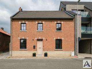 <p><span>Totaal gerenoveerde, instapklare gezinswoning te koop in het hart van Munsterbilzen!</span></p><p><span>Ontdek deze prachtig afgewerkte en instapklare woning, gelegen op een ruim perceel in het rustige en groene Munsterbilzen. Deze gezinswoning combineert een doordachte indeling met hoogwaardige en duurzame materialen. Werkelijk </span><span>tot in de puntjes afgewerkt</span><span>, klaar om meteen in te trekken!</span></p><h3><span>Troeven van de woning:</span></h3><ul><li><span>Totaal gerenoveerd en instapklaar</span></li><li><span>Hoogwaardige afwerking met duurzame materialen</span></li><li><span>Praktische indeling, ideaal voor gezinnen</span></li><li><span>Ruime zolder met uitbreidingsmogelijkheden</span></li><li><span>Groot perceel met veel buitenruimte</span></li><li><span>Garage bij de woning inbegrepen</span></li></ul><h3><span>Indeling:</span></h3><p><span>Bij het betreden van de woning kom je in een </span><span>ruime inkomhal</span><span> met een stijlvolle ingebouwde deur. De </span><span>exclusieve landelijke open keuken</span><span> is een echte eyecatcher, voorzien van kwalitatieve toestellen en met zicht op de grote tuin. De </span><span>leefruimte</span><span> baadt in het licht dankzij de grote raampartijen en voelt bijzonder ruim en uitnodigend aan.</span></p><p><span>Verder op het gelijkvloers vind je een </span><span>aparte bureauruimte</span><span> met op maat gemaakte inbouwkasten ideaal voor thuiswerk of als speelruimte, een </span><span>gastentoilet</span><span>, én een praktische </span><span>wasplaats</span><span> met extra douche en ingebouwde kasten.</span></p><p><span>Op de </span><span>eerste verdieping</span><span> zijn drie ruime slaapkamers ondergebracht, elk met voldoende licht en ruimte. De </span><span>badkamer</span><span> is stijlvol afgewerkt met topmaterialen en biedt alle comfort.</span></p><p><span>Via een vaste trap bereik je de </span><span>zolderverdieping</span><span>, waar reeds leidingen voorzien zijn voor het inrichten van een </span><span>hobbyruimte of master bedroom met ensuite badkamer</span><span> perfect voor wie op zoek is naar extra woonruimte.</span></p><h3><span>Samengevat:</span></h3><p><span>Deze woning is een unieke kans voor gezinnen of koppels die op zoek zijn naar een duurzame, stijlvolle en comfortabele woning in een groene en rustige omgeving. Laat je verrassen door de ruimte, het licht en de hoogwaardige afwerking.</span></p><p><span>Interesse?</span><span> Neem vandaag nog contact met ons op voor een bezichtiging via <span>info@immopa.be</span></span><span> of via 089/50.35.85.</span></p>