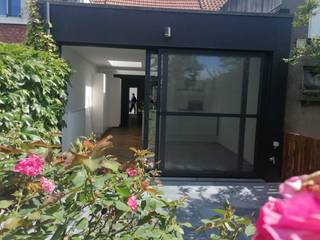 Een verrassend ruime, instapklare woning, ideaal voor een koppel, klein gezin of alleenstaande.<br /><br />Op de benedenverdieping vind je een grote woonkamer en een open keuken, beide op doorlopende visgraatparket. De open keuken is voorzien van een nieuwe ijskast en vaatwasmachine, een groot en handig keukenblok met gasvuur, gootsteen en onderaan kastruimte ; Een grote wandkast biedt de nodige opslagruimte. Het gelijkvloers loopt naadloos over in de tuin dankzij een kamerbreed schuifraam (incl. muggenraam).<br /><br />Boven tref je lichtrijke kamers en een ruime badkamer met bad (incl. douche) aan. De hele bovenverdieping is voorzien van eiken fineer parket voor een warme, natuurlijke uitstraling. De zolderkamer biedt plaats voor een bureau, kinderkamer of bergruimte.<br /><br />Een servitudeweg loopt rechtstreeks van de straat naar de tuin met een ruim tuinhuis, zodat je met vuilniszakken en fietsen niet door het huis moet. De tuin biedt een fijne buitenruimte, met bovendien veel groen in de nabije parken in de directe omgeving. De woning is gelegen in een rustige straat én ligt tegelijk zeer centraal, vlakbij scholen, winkels en alle belangrijke invalswegen van en naar Antwerpen en de haven. <br /><br />Gunstige EPC-waarde=C dus geen renovatiewerken verplicht.<br /><br />Een huis dat je echt langs de binnenkant moet bekijken. Maak een afspraak via klaartjeascoop@gmail.com of 0499 38 43 02.<br /><br />Weergegeven oppervlakte is overgenomen van het EPC - attest en louter indicatief.<br />