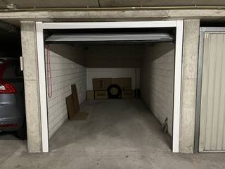 Deze garage is gelegen in het centrum van Brugge, op wandelafstand van het stadscentrum, winkels, scholen, openbaar vervoer en vlakbij...
