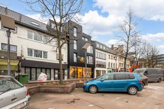 Genk-centrum, Fruitmarkt 3 - Ruim en stijlvol handelspand (230m2) met tuin en terras op commerciële toplocatie.<br /><br />Heeft u plannen om te investeren en/of te ondernemen in Genk? Dan is dit het ideale pand voor u en uw klanten, die vlot voor de deur parkeren (parking Fruitmarkt).<br /><br />Indeling: <br />Gelijkvloers: een lichtrijke winkeloppervlakte (121 m<sup>2 </sup>netto opp.), met mooie vitrine vooraan en terras aan de achterzijde.<br />Kelderverdieping (108 m<sup>2 </sup>netto opp.) met keuken-, kantoor- en stockageruimte en toegang tot de tuin aan de achterzijde.<br />Zowel kelder als tuin zijn geschikt om uw zaak creatief uit te breiden.<br /><br />Het pand beschikt over een netto winkeloppervlakte op het gelijkvloers van 121m<sup>2 </sup>, een ruime tuin met terras (± 100m<sup>2</sup>) en een kelderverdieping (108m<sup>2</sup> netto) met bureauruimte, keuken en stockageruimte.<br />De ruime kelder kan eveneens gebruikt worden als uitbreiding van de winkelruimte of een andere creatieve vulling op maat van uw zaak.<br /><br />Technische troeven:<br />- warmtepomp <br />- airco <br />- EPC-label B<br /><br />Begin 2025 wordt het schrijnwerk aan de voorzijde nog compleet vernieuwd: de etalageramen komen dan gelijk te liggen met de voorgevel, goed voor een optimale zichtbaarheid én stijlvolle uitstraling (zie grondplan).<br /><br />Het pand is momenteel verhuurd als speciaalzaak voor hoeden, lederwaren en accessoires.<br /><br />Bij "downloads" kan je alle nieuwe plannen terugvinden.<br /><br />Voor meer informatie of een plaatsbezoek kan u contact opnemen met ons kantoor via info@jurimex.be of 089/308.700.
