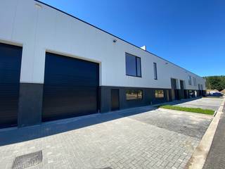 KMO unit van 216m2 met een flexibele indeling te gebruiken als magazijn met kantoorruimte of showroom. * 12m breed en 18m diep * 2 parkeerplaatsen...