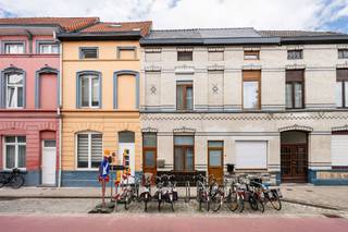 <div>
<p>Deze instapklare woning gelegen in Gent biedt alles wat u nodig heeft voor hedendaags wooncomfort. De woning bevindt zich op een uitstekende locatie met een vlotte verbinding naar het centrum van Gent en alle dagelijkse voorzieningen binnen handbereik. <span></span></p>
<p>Bij het binnenkomen ervaart u meteen de verzorgde staat en aangename sfeer van deze woning. De eigendom beschikt over 3 ruime slaapkamers, met bovendien de mogelijkheid om de zolder verder in te richten tot een vierde slaapkamer, hobbyruimte of extra leefruimte.</p>
<p>Verder geniet u van 2 badkamers, wat zorgt voor extra comfort voor gezinnen of wie graag wat meer ruimte en privacy heeft. De woning werd goed onderhouden en is volledig klaar om onmiddellijk te betrekken.</p>
<p>Een absolute troef is de ruime zuidwestgerichte koer, waar u heerlijk kan genieten van de zon, gezellige zomeravonden en momenten van rust midden in de stad. Dankzij de aanwezige airconditioning blijft het ook tijdens warme dagen aangenaam vertoeven.</p>
<p>Op energetisch vlak scoort deze woning goed met een EPC-label C. Het dak werd ongeveer 4 jaar geleden vernieuwd wat bijdraagt aan een betere energie-efficiëntie. Daarnaast beschikt de woning over een conforme elektrische installatie en is ze asbestveilig.</p>
<p>Een ideale woning voor wie comfortabel wil wonen op een gegeerde Gentse locatie, zonder grote werken te moeten voorzien.</p>
<p>Troeven op een rij:</p>
<ul>
<li>Instapklare woning op toplocatie in Gent</li>
<li>EPC C</li>
<li>3 slaapkamers + mogelijkheid tot 4e slaapkamer op zolder</li>
<li>2 badkamers</li>
<li>Zuidwestgerichte ruime koer</li>
<li>Airco aanwezig</li>
<li>Vernieuwd dak</li>
<li>Elektriciteit conform</li>
<li>Asbestveilig</li>
</ul>
<p>Woning vrij bij akte!</p>
<div>
<p>Bel Top Vastgoed voor een bezoek op 0475 700 700</p>
</div>
</div>
<div>
<div></div>
</div>