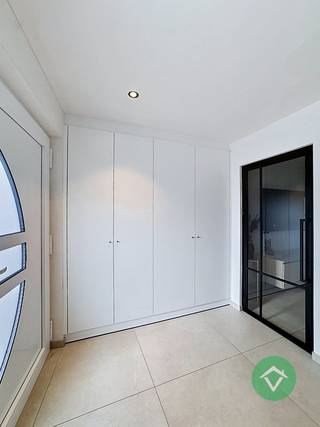 Deze volledig vernieuwde en instapklare woning bestaat uit: inkomhal - toilet - living - keuken - badkamer met ligbad en inloopdouche - wasplaats...