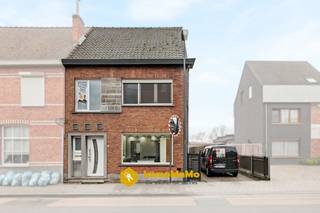 Gerenoveerde woning met 3 slaapkamers, garage en ruime tuin te koop in Sint-Kruis-Winkel!<br /><br />In Sint-Kruis-Winkeldorp 24 te Sint-Kruis-Winkel (9042) vindt u deze aangename en instapklare woning met een bewoonbare oppervlakte van 163 m² op een uitzonderlijk ruim perceel van 726 m² voor een centrale dorpsligging. De woning werd grondig gerenoveerd sinds 2018 en beschikt over een gunstig EPC-label C, mede dankzij 14 zonnepanelen en een thuisbatterij.<br /><br />Troeven:<br />- Grondoppervlakte: 726 m²<br />- 3 slaapkamers<br />- EPC C – energiezuinig<br />- 14 zonnepanelen + thuisbatterij<br />- Ruime oprit en garage<br />- Volledig omheinde tuin<br /><br />Indeling:<br />Via de inkomhal komt u binnen in de ruime, lichtrijke leefruimte. Aansluitend bevindt zich de keuken met voldoende bergruimte. Vanuit de keuken heeft u toegang tot de badkamer met douche, de kelder (ideaal als voorraad- of bergkelder) én de ruime veranda met zicht op de tuin. Op de eerste verdieping bevinden zich drie slaapkamers, waaronder twee ruime kamers en een kinderslaapkamer. Daarnaast is er nog een ruime bergzolder aanwezig. Buiten geniet u van een volledig omheinde tuin, een ruime oprit met plaats voor meerdere wagens en een garage achteraan het perceel. Een ideale woning voor wie rustig en toch centraal wil wonen in Sint-Kruis-Winkel.<br /><br />Interesse? Bel 0470 89 18 34 of mail naar dario@immomamo.be