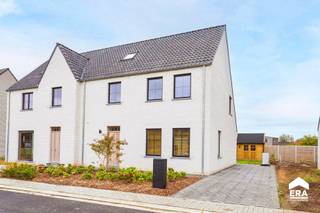 OVER DE WONINGDeze recente halfopen woning (bouwjaar 2024) onderscheidt zich door haar hoogwaardige afwerkingsgraad en moderne uitstraling. De op...