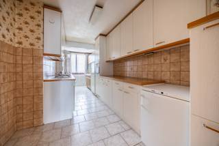 Bent u op zoek naar een te renoveren appartement met 2 slaapkamers in een kleinschalig gebouw? Dan stellen wij graag dit appartement op de tweede verdieping zonder lift aan u voor!<br /><br />Indeling<br />U komt binnen via de centrale inkomhal met vooraan de woonkamer van 30m². Via de woonkamer kan u de eerste slaapkamer (7m²) vooraan bereiken. Centraal is er de badkamer (3m²) met bad/douche combinatie en een dubbele lavabo verwerkt in een badkamermeubel. Er is een apart toilet aanwezig. Achteraan is er de grote slaapkamer van 15m² en de keuken (15,5m²). De keuken is voorzien van de nodige kasten, enkele spoelbak, gas kookplaat, dampkap, vaatwasser en aansluitingen voor een wasmachine en/of droogkast.<br /><br /><br />Maandelijkse lasten zijn €50 voor minuterie, algemeen onderhoud en water.<br /><br />Ligging<br />De ligging is een echte troef. Voor de deur is er een tramhalte, waarvan de tram u in slechts 20 minuten naar het historisch hart van Antwerpen brengt. Het eigendom ligt op een wandelafstand van de Bremweide, het Ertbruggebos, Park Groot Schijn en het Rivierenhof. Verder vindt u verschillende winkels, apotheek, horeca… binnen handbereik!<br /><br />Pluspunten<br />- Twee privatieve kelderbergingen <br />- Op te frissen naar eigen smaak<br />- EPC label B <br />- Uiterst centraal gelegen<br /><br />Voor meer informatie of een bezichtiging kan u One vastgoed steeds bereiken op volgend nummer 03 360 85 30.