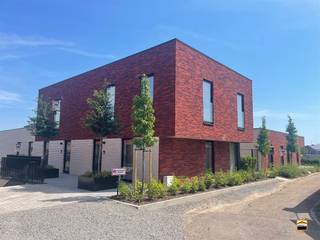 <p><span>Hoogafgewerkte woning met 3 slaapkamers en een mooie tuin van 31 m².</span></p><p><span> </span></p><p><span>Pal in het centrum realiseert de promotor Helico nv een hoogkwalitatief woonproject. </span></p><p><span>Deze locatie werd geselecteerd gezien de centrale ligging. Al hetgeen een mens nodig heeft</span></p><p><span> doet zich op wandelafstand voor. Denken we maar aan winkels, openbaar vervoer, restaurants, </span></p><p><span>cafeetjes, recreatieve mogelijkheden, etc...</span></p><p><span>Het gebouw omvat 19 appartementen verdeeld over 3 bouwlagen op een kelderniveau.</span></p><p><span>De appartementen zijn verdeeld over meerdere gebouwen hetgeen resulteert in een aangenaam</span></p><p><span>ruimtelijk gevoel met veel lichtinval. In het kelder-niveau voorzien we ondergrondse autostaanplaatsen,</span></p><p><span>kelderbergingen, een vuilnisberging en een fietsberging. De kelderbergingen zijn ruim bemeten. </span></p><p><span>Het kelderniveau is bereikbaar via een lift.  </span></p><p><span>Er is een gemeenschappelijke fitness ruimte aanwezig.</span></p><p><span> </span></p><p><span>Deze woning beschikt over drie slaapkamers waarbij de woonvertrekken zich verspreid over 2 niveaus voordoen.</span></p><p><span>De leefruimte en keuken staan met elkaar in verbinding waarbij de keuken is uitgerust met een kookeiland. </span></p><p><span>De leefruimte is ruim bemeten en geniet van veel lichtinval. Vanuit de leefruimte heb je rechtstreeks toegang</span></p><p><span>tot het ruime terras van 31 m².</span></p><p><span> </span></p><p><span>Ondergrondse kelderberging en parkeerplaatsen zijn beschikbaar.</span></p><p><span> </span></p><p><span>Graag nodigen we U uit voor een bezoek ter plaatse.</span></p><p><span> </span></p>