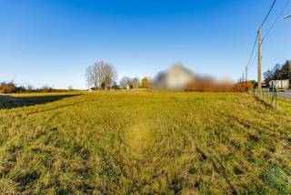 Deze unieke bouwgrond voor open bebouwing blinkt uit door zijn ruime oppervlakte en prachtige ligging in een groene, landelijke omgeving. <br />Een weids en open uitzicht over uitgestrekte velden gaat hier gepaard met een vlotte bereikbaarheid.<br /><br />Het perceel heeft een straatbreedte van bijna 18 meter en een diepte van ongeveer 70 meter, goed voor een totale oppervlakte van 1.282 m². Dankzij de optimale westelijke oriëntatie biedt de tuin volop mogelijkheden om te genieten van de avondzon.<br /><br />Er is geen bouwverplichting en de nutsvoorzieningen zijn aanwezig, wat u maximale vrijheid biedt om uw woondroom te realiseren. Bovendien maakt de schaarste aan dergelijke percelen dit aanbod ook interessant vanuit investeringsoogpunt!<br /><br />Gelegen op de grens van Dikkelvenne en Beerlegem (deelgemeente van Zwalm; gelegen in de schaduw van de Tarandusmolen (beschermd dorpsgezicht)) vormt deze bouwgrond een unieke kans voor wie op zoek is naar ruimte, rust en natuur, zonder in te boeten aan bereikbaarheid.<br /><br />De grensmarkering op de luchtfoto (rood) heeft een indicatief karakter.<br />Het metingsplan, voorzien van de exacte maten, is bijgevoegd.