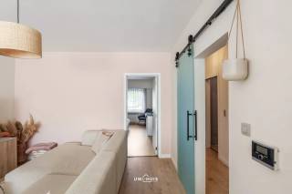 Op zoek naar een comfortabel en energiezuinig appartement op een toplocatie? Dan is dit verzorgde gelijkvloerse appartement in het hart van Puurs zeker een bezoek waard.<br />Het appartement beschikt over een lichtrijke leefruimte, een volledig uitgeruste keuken, twee volwaardige slaapkamers en een verzorgde badkamer. Dankzij de private tuin geniet u in alle rust van het buitenleven.<br />Extra troeven zijn de afgesloten garagebox én een bijkomende private staanplaats, zodat parkeren nooit een probleem vormt.<br />Met een EPC-label C en een volledig conforme elektriciteitskeuring bent u verzekerd van een energiezuinige en zorgeloze aankoop.<br />Ideaal als eigen woning of als investering. Interesse? Neem vandaag nog contact op voor een bezoek en ontdek zelf de troeven van dit mooie appartement!<br />