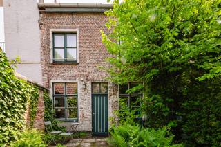 Ligging<br /><br />Deze interessante opbrengsteigendom is gelegen in het charmante Huidevetterken, een rustige straat op wandelafstand van het historische centrum van Gent. Dankzij de centrale ligging bevinden winkels, horeca, openbaar vervoer en alle stedelijke voorzieningen zich binnen handbereik, wat zorgt voor een blijvende aantrekkingskracht op huurders.<br /><br />Omschrijving<br /><br />Het gebouw bestaat uit 4 afzonderlijke woonunits, die vandaag allemaal verhuurd zijn. De eigendom genereert momenteel een maandelijkse huuropbrengst van € 2.725, goed voor een jaarlijkse huuropbrengst van € 32.700.<br /><br />De indeling omvat:<br />Een uiterst gezellige gelijkvloerse unit met privatieve tuin aan een verborgen Leie-arm, een zeldzame troef in het centrum van Gent.<br />Een appartement op de eerste verdieping.<br />Twee duplexappartementen op de bovenliggende verdiepingen.<br /><br />Elke unit beschikt over een eigen keuken en sanitair, wat zorgt voor een aantrekkelijke woonomgeving voor huurders.<br /><br />Op technisch vlak zijn er aparte tellers voor water en elektriciteit. Voor gas is er een collectieve teller aanwezig, waarbij de huurders werken met maandelijkse voorschotten.<br /><br />Troeven<br /><br />4 verhuurde units<br />Maandelijkse huuropbrengst van € 2.725<br />ligging nabij centrum Gent<br />keuken en sanitair in elke unit<br />Aparte tellers voor water en elektriciteit<br /><br />Een uitstekende opportuniteit voor investeerders die op zoek zijn naar een verhuurde opbrengsteigendom in Gent.<br /><br />Bel Arthur voor meer info: 0473 90 90 94