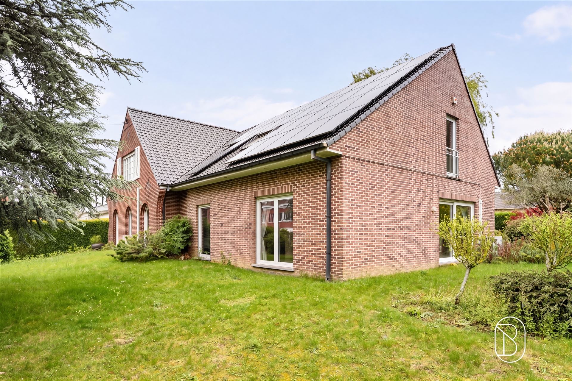 Grote degelijke villa met zonnepanelen en prachtige tuin. - foto 5