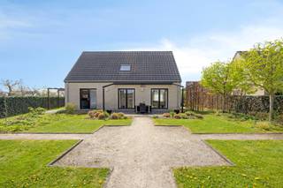 Rustig wonen in een doodlopend straatje? De woning is van 2004 en heeft een mooie volledig omheinde rustige tuin rondom. Toch ben je vlak bij Maastricht en de E313. <br /><br />INDELING: <br />x inkomhal met gastentoilet, vestiaire en trap naar de verdieping; <br />x ruime woonkamer in L-vorm met veel natuurlijke lichtinval; <br />x open doorgang naar de ruime keuken, grote ramen naar de tuin zorgen ook hier voor aangename lichtinval en zicht op terras en tuin; <br />x toegang tot de garage en de kelder; <br />x de garage is volledig betegeld, voorzien van een automatisch poort, aansluitingen voor wasmachine en er is een laadpaal voor de wagen geïnstalleerd; <br />- de woning heeft deels kelder. <br /><br />Verdieping: <br />x vier mooie slaapkamers met grote ramen; <br />x badkamer met bad, douche, lavabo en toilet.<br /><br />Mooi terras achter de woning met zonnetent; de tuin is verzorgd aangelegd met fruitbomen en kruiden, volledig omheind.<br /><br />Technieken & comfort:<br />x Zonnepanelen 7.800Wp + groenestroomcertificaten 250 EUR; <br />x Verwarming Buderus + nieuwe boiler 12/2025; <br />x Regenwaterput 6.000L, aangesloten op toilet + buitenkraan. <br />x Waterverzachter. <br />x Beveiliging: alarm met bewegingssensoren en extra beveiliging op garagepoort en -deur. <br /><br />Ligging: <br />Zeer rustig, nabij school en voorzieningen. Vlotte verbinding naar Maastricht en E313.<br /><br />INTERESSE? Maak dan telefonisch een afspraak voor bezichtiging op het nummer 012 23 00 23 of mail uw vragen aan roland@immo-leroi.be.