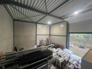 <span>Recente KMO-unit in het project "DE GIETERIJ", gelegen op de industriezone Genk-Noord, vlakbij de op- en afritten 30 en 31 van de E314. Deze unit heeft een oppervlakte van 220m², met 50m² kantoren, en heeft een afgesloten buitenterrein van 256m². Verder zijn er drie parkeerplaatsen voor de deur.<br /><br />KENMERKEN UNIT:<br />- oppervlakte 220m²<br />- twee elektrische sectionaalpoorten, vrije hoogte hal 6,3m<br />- afgesloten buitenterrein (256m²)<br />- led-verlichting<br />- tussenvloer van 50m²<br /><br />KENMERKEN KANTOOR:<br />- elektrische voorzieningen: led-verlichting, stopcontacten<br />- verwarming/koeling: airco's met warmtepomp<br />- aparte sanitaire ruimte, kitchenette<br /><br />Prijs: 1.500,- EUR (exclusief BTW)/maand + gemeenschappelijke kosten<br /><br />Meer info: +32 (0)11 39 90 50 of info@jansenrealestate.be </span>