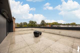 Uniek triplex appartement (ca. 450m²) met 4 slk en riant terras in het centrum van Lier. <br /><br />Algemeen:<br />- Riant triplex appartement met luxueuze afwerking<br />- Gelegen in het centrum van Lier op wandelafstand van de grote markt, station, vesten,...<br />- Mogelijkheden tot kangoeroewonen<br />- Zeer groot dakterras (ca. 70m²)<br />- Mogelijkheid tot aankopen 2 autostaanplaatsen (overdekt)<br />- Lift dewelke toegang biedt tot alle verdiepingen<br />- Gelegen op de 2e, 3e en 4e verdieping<br />- EPC label B<br /><br />Indeling:<br /><span>Tweede verdieping<br /></span>Grote leefruimte met open, volledig geïnstalleerde keuken. Verder bevindt er zich nog een eetkamer en een bureauruimte. Achteraan bevindt zich nog een ruim terras. <br /><br /><span>Derde verdieping <br /></span>Zeer grote master bedroom met ensuite badkamer voorzien van ligbad, dubbele lavabo en inloopdouche. <br />2 extra slaapkamers met telkens eigen badkamer. Ook deze verdieping bevat een terras achteraan.<br /><br /><span>Vierde verdieping <br /></span>De bovenste verdieping is ingericht als appartement met een eigen keuken en leefruimte met ingemaakte kasten. Daarnaast is er nog een mooie badkamer en een slaapkamer. De leefruimte geeft toegang tot het ruim dak terras.<br />Deze ruimte biedt mogelijkheden voor bijvoorbeeld kangoeroewonen.