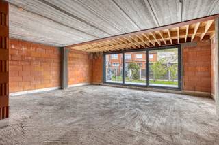 Zeer vlot bereikbare en rustig gelegen casco nieuwbouwwoning die kan afgewerkt worden naar eigen smaak. Deze solide constructie bestaat op...