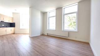 Dit triplex appartement is centraal gelegen te Oostende.Nabij openbaar vervoer, winkels en scholen. Het bevat een triplex met 3...