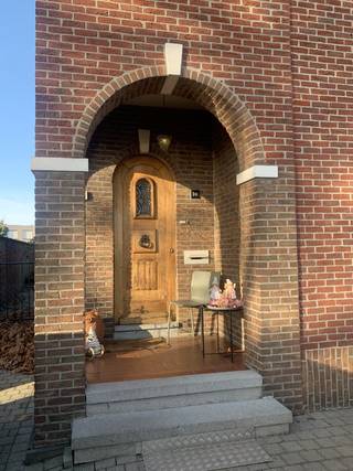 Deze charmante, instapklare halfopen bebouwing ligt als een verborgen parel langs de vaart in Schoten, op wandelafstand van het centrum. Hier...