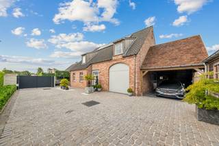Op een rustige locatie in Handzame, gelegen in een doodlopende straat, bevindt zich deze exclusieve villa met een bewoonbare oppervlakte van maar liefst 276 m². Deze eigendom blinkt uit in ruimte, comfort en hoogwaardige afwerking. De woning werd met oog voor detail afgewerkt met duurzame en kwalitatieve materialen en biedt een uitzonderlijke woonbeleving voor wie op zoek is naar rust, luxe en privacy.<br /><br />Bij het binnenkomen wordt u verwelkomd in een stijlvolle inkomhal die meteen de toon zet voor de rest van de woning. De ruime en lichtrijke leefruimte vormt het hart van de woning en omvat een gezellige zithoek, een ruime eetplaats en een sfeervolle bar, ideaal om familie en vrienden te ontvangen.<br />Aansluitend bevindt zich de prachtige tuinkamer, een absolute blikvanger met zichtbaar houten dakgebinte, parketvloer en grote glaspartijen die binnen en buiten naadloos met elkaar verbinden. <br />De hypergeïnstalleerde keuken is een droom voor elke kookliefhebber en werd volledig uitgerust met hoogwaardige SMEG-toestellen. Verder beschikt het gelijkvloers over een ruime garage en een praktische berging.<br />Op de eerste verdieping bevinden zich drie volwaardige slaapkamers en een ingerichte badkamer voorzien van een ligbad, ruime inloopdouche en dubbele wastafel.<br /><br />Via een vaste trap bereikt u de tweede verdieping. Deze veelzijdige ruimte biedt tal van mogelijkheden en kan perfect worden ingericht als extra kinderkamer of hobbyruimte. Daarnaast is er nog een afzonderlijke zolderruimte aanwezig die dienst kan doen als extra opslagruimte.<br /><br />Ook buiten werd niets aan het toeval overgelaten. De volledig aangelegde tuin werd tot in de puntjes verzorgd en vormt een oase van rust. Een bijzondere blikvanger is de professioneel aangelegde koi-vijver, uitgerust met hoogwaardige technieken en installaties. Verder beschikt de eigendom over een ruime carport en een prachtig afgewerkt tuinhuis met bijkomende overdekte stallingsruimte.<br /><br />Deze villa combineert een rustige ligging, een hoogwaardige afwerking en uitzonderlijk veel ruimte, waardoor ze een unieke kans vormt voor wie op zoek is naar exclusief wonen in Handzame.<br /><br />Interesse? Contacteer Ward vandaag nog op 0470 20 66 88. <br /> 