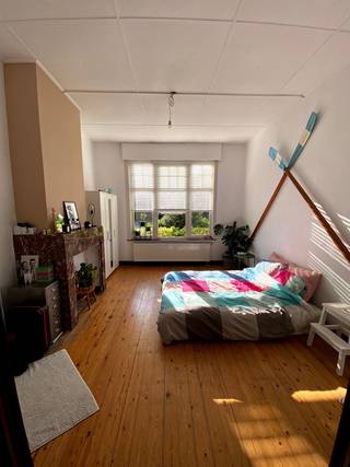 Charmant gelijkvloers appartement in authentiek herenhuis in het Miljoenenkwartier te Gent.<br /><br />✨ Prachtig en uiterst rustig gelegen appartement op het gelijkvloers van een authentiek herenhuis, ideaal gelegen in het gegeerde Miljoenenkwartier, vlakbij het St-Pietersstation en De Sterre.<br /><br />💶 Huurprijs: €940/maand<br />• €40/maand algemene kosten<br />• Individuele tellers voor elektriciteit, gas en water<br /><br /><strong>📐 <u>I</u></strong><u><strong>ndeling:</strong></u><br />Ruime living opgedeeld in een eet-en zitruimte, ingerichte keuken met toestellen, slaapkamer vooraan met openslaande deuren naar de living, badkamer met lavabo, douche en toilet, ruime praktische berging en een mooi terras achteraan.<br /><br /><u><strong>Extra troeven:</strong></u><br />Gelijkvloers • Uiterst rustige en groene ligging • Authentieke charme • Gezellig terras • Vlakbij St-Pietersstation en De Sterre • Vlotte verbinding naar centrum en invalswegen • Individuele tellers<br /><br />👤 Ideaal voor alleenstaande of jong koppel<br />📄 <strong>Domicilie verplicht</strong> – huurcontract 3/6/9 jaar – geen huisdieren 🚫<br />📍 Adres: Onafhankelijkheidslaan 29 te Gent<br />📅 Beschikbaar vanaf 1 augustus 2026<br /><br />📞 Interesse of bezoek?<br />tine@tvevastgoed.be – 0474 97 00 22<br /><br />👉 Gezellig en rustig wonen op een toplocatie in Gent? Contacteer ons voor een bezoek!