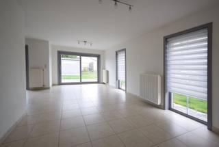 GASTON VALLAEYSSTRAAT 10 - 8800 ROESELARE<br />Ontdek deze instapklare en energiezuinige woning, rustig gelegen in een jonge verkaveling met groenzone voor de deur. Dankzij de vlotte verbinding naar de oprit van de autostrade en de nabijheid van AZ Delta Rumbeke, geniet je hier van een ideale ligging voor werk en ontspanning.<br /><br />De woning beschikt over een ruime inkomhal met gastentoilet, een lichtrijke leefruimte met open zicht op de tuin en een volledig uitgeruste open keuken voorzien van kwalitatieve toestellen. Aansluitend vind je een zonnig terras en een ruime tuin – perfect voor gezinnen of liefhebbers van buitenruimte. De inpandige garage en oprit zorgen voor extra comfort.<br /><br />Op de verdieping bevinden zich drie volwaardige slaapkamers, waarvan één met ingebouwde dressingkast. De badkamer is uitgerust met een wastafel, ligbad en aparte douche. Extra opbergruimte vind je op de handige bergzolder en in het extra grote tuinhuis.<br /><br />Extra troeven: zonnepanelen, geautomatiseerde rolluiken en een gunstige energiescore.<br />Beschikbaar bij akte.