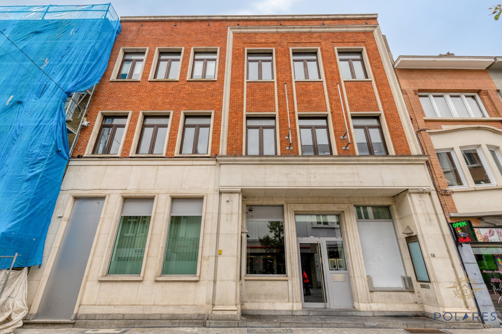 Very large office building in the shopping street of Vilvoorde - photo 1