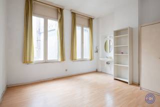 <p><span>Informatie woning<br /></span><span>Authentiek gebouw uit 1982 heeft een karaktervolle gevel en bijzonder veel potentieel. Op de gelijkvloerse verdieping bevindt zich naast de praktische berging met de nutsmeters, de ruime geïnstalleerde keuken op tegel die tevens toegang biedt tot een zuidoostgerichte stadskoer van ongeveer 7 m². Op de eerste verdieping bevindt zich een slaapkamer van ca. 13 m² aan de achtergevel, een badkamer met douche, lavabo en spiegel en een afzonderlijk toilet. De tweede verdieping biedt twee ruime slaapkamers van respectievelijk 13m² en 15 m², mooi afgewerkt met laminaat en verdeeld over de achter- en voorgevel, en dezelfde indeling vind je terug op de derde verdieping waardoor het pand in totaal vijf volwaardige slaapkamers telt. Met een EPC-label D, een niet-conforme elektrische keuring en een asbestveilig attest biedt dit huis een solide basis voor wie wil renoveren en zijn eigen stempel drukken. De ligging is een absolute troef: rustig en toch centraal, vlak bij het Stadspark en omgeven door supermarkten, scholen en horecazaken. Dankzij de nabijheid van de belangrijkste in- en uitvalswegen en het Centraal Station op wandelafstand is mobiliteit gegarandeerd en met een Mobiscore van 10 op 10 is dit een uitzonderlijk goed gelegen woning met enorm veel mogelijkheden. Bieden op de woning kan vanaf de instelprijs van 349.000 euro.</span></p><p><span> </span></p><p><span>Indeling</span></p><p><span>GLV: </span></p><ul><li><span>Inkomhal op tegel.</span></li><li><span>Praktische berging op tegel met elektriciteitsmeters en een watermeter.</span></li><li><span>Ruime geïnstalleerde keuken op tegel dat toegang biedt tot de zuidoost georiënteerde stadskoer van ca. 7m².</span></li></ul><p><span>V1: </span></p><ul><li><span>Slaapkamer ca. 13m² op laminaat aan de achtergevel.</span></li></ul><ul><li><span>Badkamer op tegel voorzien van een douche, lavabo en spiegel.</span></li></ul><ul><li><span>Apart toilet.</span></li></ul><p><span>V2: </span></p><ul><li><span>Slaapkamer ca. 13m² op laminaat aan de achtergevel.</span></li><li><span>Slaapkamer ca. 15m² op laminaat aan de voorgevel.</span></li></ul><p><span>V3:</span></p><ul><li><span>Slaapkamer ca. 13m² op laminaat aan de achtergevel.</span></li><li><span>Slaapkamer ca. 15m² op laminaat aan de voorgevel.</span></li></ul><p><span> </span></p><p><span>Extra's</span></p><ul><li><span>Stadskoer.</span></li><li><span>5 volwaardige slaapkamers.</span></li><li><span>Enorm potentieel.</span></li></ul><p><span> </span></p><p><span>Algemene informatie</span></p><ul><li><span>EPC: Label D (371 kWh/m² jaar).</span></li><li><span>Elektrische keuring: niet conform.</span></li><li><span>Asbestattest: asbestveilig.</span></li></ul><p><span> </span></p><p><span>Gebouw</span></p><ul><li><span>Authentiek gebouw met een karaktergevel en een enorm potentieel dat wat liefde nodig heeft.</span><span> </span></li><li><span>Bouwjaar 1982.</span></li></ul><p><span> </span></p><p><span>Ligging</span></p><ul><li><span>Rustige centrale ligging om de hoek van het Stadspark. </span></li><li><span>Supermarkten, scholen en horeca in de directe omgeving.</span></li><li><span>Naast zijn nabijheid van in- en uitvalswegen naar de ring is het Centraal Station op wandelafstand.</span></li><li><span>MOBISCORE: 10/10!</span></li></ul><p><span> </span></p>