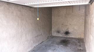 Brugge - Oude Gentweg - GARAGEBOX te huur met zeer goede ligging in het centrum van Brugge vlakbij de Katelijnestraat. ** Een veilige plaats om uw voertuig te stallen in een omgeving met schaarse parkeermogelijkheid. ** #veiligparkeren #brugge ** ** Garage : 5,4 m x 2,5 m = 13,50 m² ** Poort : 2 m ( hoogte ) x 2,20 m ( breedte ) ** ** Beschikbaar 1 november 2026