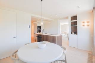 Volledig gerenoveerd hoekappartement afgewerkt met hoogwaardige materialen en met een prachtig zicht op het Zegemeer. Indeling: Inkom met gastentoilet en vestiaire. Volledig geïnstalleerde open keuken afgewerkt met kwalitatieve materialen en aanpalend de eettafel. Aparte ruime berging voorzien van aansluiting voor het plaatsen van een wasmachine en droogkast. Lichtrijk salon uitgevend op het terras vooraan. Vanuit de keuken en leefruimte kan men genieten van een prachtig zicht op het Zegemeer. Masterbedroom met ingemaakte kasten, douche, apart toilet en eigen terras. Tweede en derde volwaardige slaapkamer met ingemaakte kasten en een geconnecteerde douchekamer. Op de bovenste verdieping van de residentie is een extra kamer gelegen met ingemaakte kasten en lavabo. Mogelijkheid tot aankoop van een garagebox met ruime berging in de residentie.