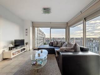 Cet appartement d’angle lumineux bénéficie d’une situation exceptionnelle à quelques pas de la digue, de la rue commerçante, de la promenade et...