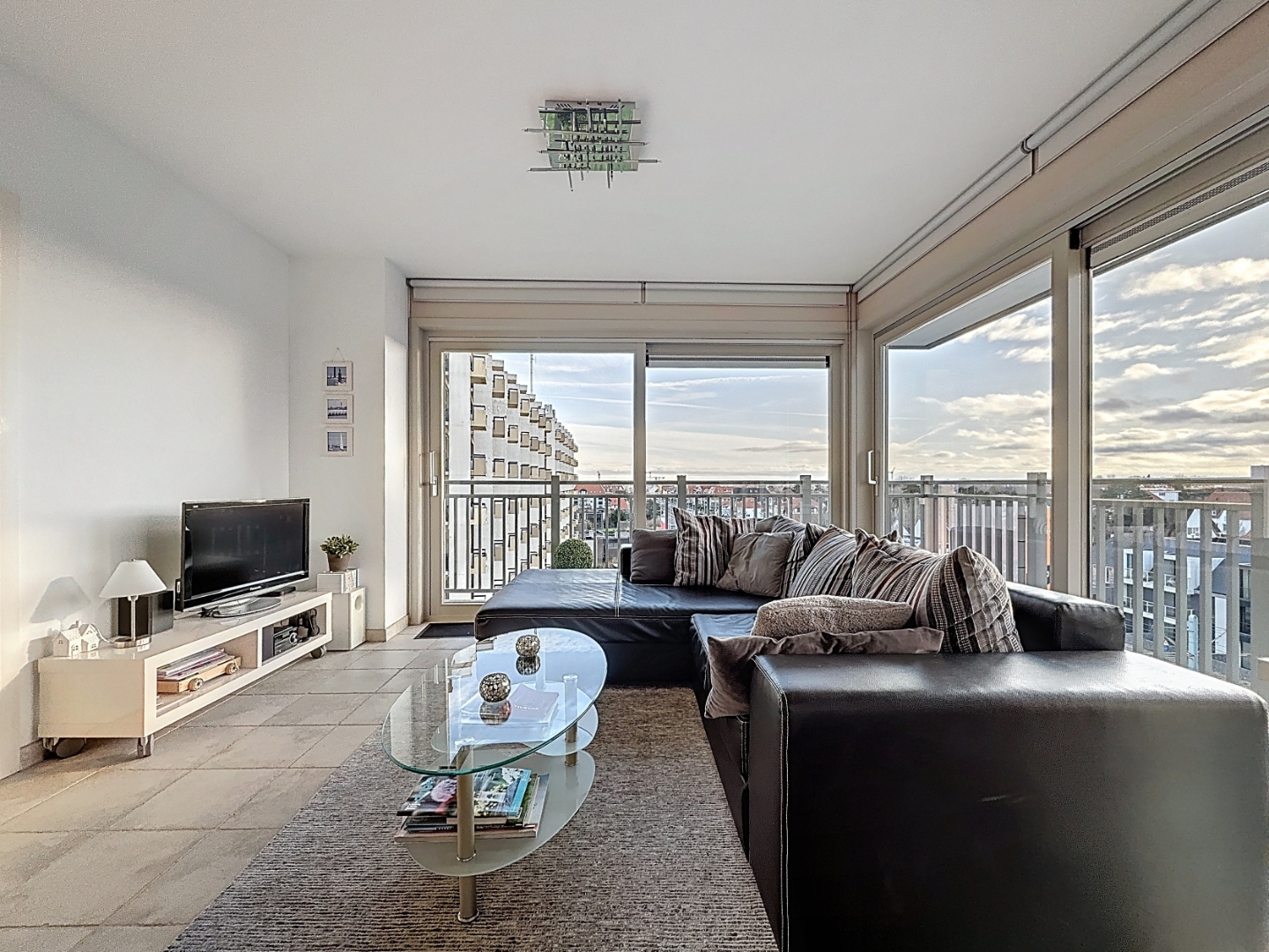 Élégant appartement d’angle idéalement situé à proximité de la mer, des commerces et des promenades, offrant une vue imprenable ! - photo 1