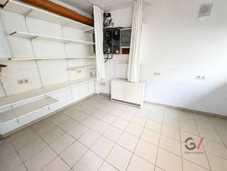 <p><strong>Unieke stadswoning op een toplocatie in Leuven</strong></p><p>Zoek je het gezellige gevoel van een studio of appartement, maar wil je de complete vrijheid van een eigen woning én geen maandelijkse gemeenschappelijke kosten? Dit charmante hoekhuis in het hart van Leuven combineert het beste van twee werelden.</p><p>Bij binnenkomst stap je meteen in een praktische berging waar je moeiteloos je fiets binnen zet. Dat is een enorme troef in de stad, want je hoeft je tweewieler nooit meer op straat te laten staan. Op dit gelijkvloers bevinden zich ook de douchekamer en het toilet.</p><p>Via de trap bereik je het woongedeelte met de keuken. Dankzij de hoekligging en de grote raampartijen stroomt het daglicht hier volop naar binnen. Zet je de schuiframen wijd open, dan haal je buiten naar binnen en geniet je meteen van een heerlijk terrasgevoel.</p><p>Nog een verdieping hoger bevindt zich het slaapgedeelte. Hier is een extra wastafel voorzien, zodat je voor het slapengaan eenvoudig je tanden poetst zonder naar beneden te hoeven lopen.</p><p>Kortom, een unieke en zelfstandige woning op een uitstekende plek in de stad!<br />Contacteer vandaag nog Kim van Gilles vastgoed (+32 468 486 127) en plan jouw bezoek. </p>