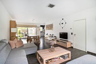 <p>Welkom aan de Molenbeekweg in Melsele, met aan de ene kant het park en aan de andere kant je eigen zwembad.<br />De woning ligt nl. recht tegenover het Molenbeekpark. Ideaal voor een wandeling, een rondje joggen of een uitstap met de kleinsten naar de speeltuin.<br /><br />In de inkomhal zorgen de ingemaakte kasten ervoor dat jassen, schoenen en tassen meteen uit het zicht verdwijnen.<br />Van hieruit wandelen we door naar de leefruimte.<br />Vooraan een zithoek, centraal meer dan voldoende plaats voor een lange eettafel en achteraan de keuken. Deze is volledig uitgerust en afgewerkt met een composiet werkblad en ingewerkte dubbele spoelbak. <br />Naast de keuken ligt een ruime berging met aansluitingen voor wasmachine en droogkast.<br />Vanuit de garage wandel je rechtstreeks naar de berging en de tuin. Auto binnen, boodschappen uitladen, schoenen uit en je staat bijna meteen in de keuken.</p>
<p>En dan de tuin. Want hoewel je aan de voorzijde al een volledig landschapspark cadeau krijgt, hebben de huidige eigenaars achteraan nog een heel ander soort buitenleven gecreëerd.<br />Centraal ligt een verwarmd zwembad van 8 x 3,5 meter, voorzien van een warmtepomp.<br />Achteraan is er een praktische tuinberging gecombineerd met een overdekte lounge.<br />Zwembad. Ligstoel. Aperitiefje onder de lounge.<br />We zeggen niet dat elke dag hier als vakantie voelt. Maar sommige dagen gaan toch verdacht dicht in de buurt komen.<br />De tuin geniet bovendien van een gunstige zuidwestelijke oriëntatie. Laat die zomeravonden dus maar komen.</p>
<p>We nemen de eiken trap naar boven.<br />Hier bevinden zich drie slaapkamers en een badkamer met alles erop en eraan: een ligbad, aparte douche, dubbele lavabo en toilet.<br />En wie denkt dat we daarmee alle ruimte gehad hebben, moet nog even verder kijken.<br />Boven bevindt zich namelijk een ruime zolder. Er is de mogelijkheid om een vaste trap te voorzien en zo een extra kamer, bureau, hobbyruimte of tienerplek te creëren.<br /><br />Park voor de deur. Zwembad in de tuin. Garage naast de woning. <br />Eigenlijk rest er nog maar één moeilijke keuze:<br />Eerst een rondje door het park…<br />of toch meteen het zwembad in?</p>
<p>Troeven<br />- Recente woning: 2011<br />- Over Molenbeekpark<br />- Keuken met composiet werkblad<br />- Praktische berging<br />- Garage<br />- Zuidwestgerichte tuin<br />- Zwembad met warmtepomp<br />- Tuinberging met overdekte lounge<br />- 27 zonnepanelen<br />- Thuisbatterij (x2)<br />- Zonwerend glas<br />- Regenwaterput: 10.000 liter<br />- EPC A & AREI conform<br />- Ruime zolder<br />- Vraagprijs is richtprijs</p>