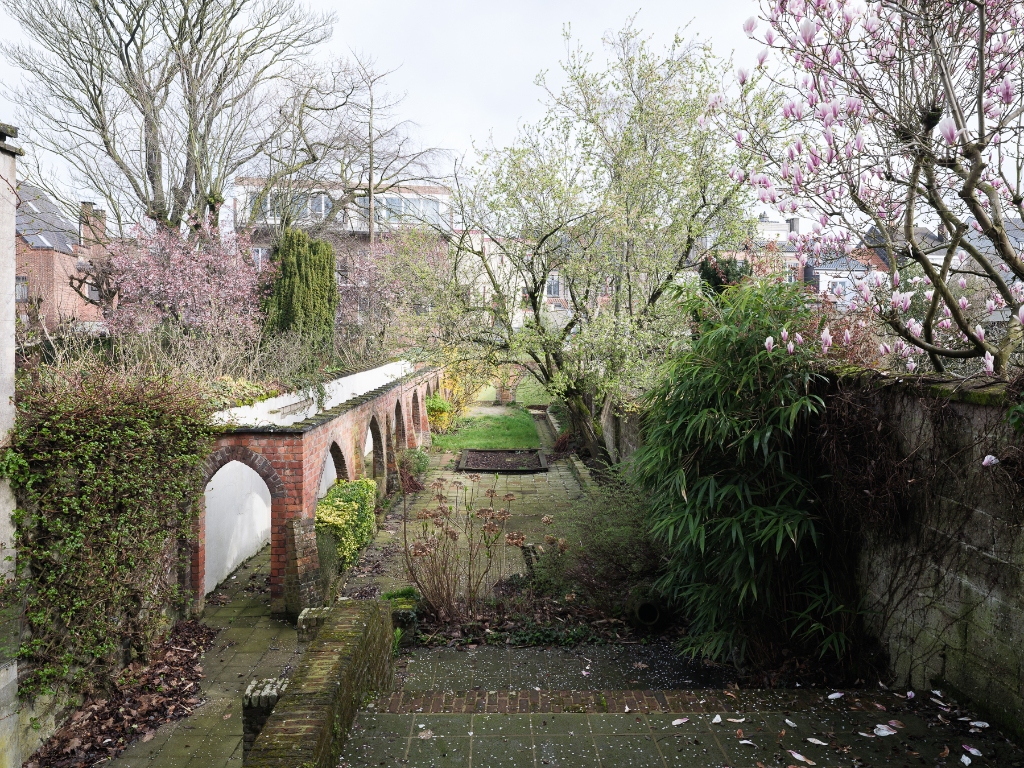 Uitzonderlijk aanbod aan het Miljoenenkwartier - Bijzonder karaktervolle, op te frissen, art-déco woning met fenomenale stadstuin nabij het Paul De Smet de Naeyerpark. - foto 4