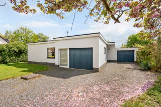 Bent u op zoek naar een woning met ruimte, licht en geschiedenis, die u volledig naar eigen hand kunt zetten? Aan de Wachteke 21 in Laarne vindt u deze solide bungalow uit 1969. Gelegen op een indrukwekkend perceel van maar liefst 1.276 m², biedt dit eigendom de perfecte basis voor wie droomt van royaal wonen in een groene omgeving.<br /><br />Wonen in het hart van het Scheldeland<br />Laarne is een van de parels van het Scheldeland. Het staat bekend om zijn rust, de prachtige natuurlijke omgeving en natuurlijk het iconische Kasteel van Laarne. Hier woont u in een oase van rust, terwijl u zich op slechts 1 km van het gezellige stadscentrum bevindt. De perfecte balans tussen landelijke charme en een vlotte bereikbaarheid.<br /><br />Ruimte en authentieke details<br />Met een bewoonbare oppervlakte van 154 m² is deze bungalow verrassend ruim. Bij het binnenkomen in de royale woonkamer valt de elegante visgraatparket direct op, die samen met de sfeervolle open haard zorgt voor een tijdloze klasse. De grote raampartijen trekken het daglicht rijkelijk naar binnen en bieden een prachtig uitzicht op de omgeving.<br /><br />De woning beschikt verder over:<br />   - Een zeer ruime, aparte keuken met tal van mogelijkheden<br />   - 3 volwaardige, grote slaapkamers waar rust centraal staat<br />   - Een praktische inpandige garage en voldoende parkeergelegenheid op eigen terrein<br /><br />Een tuin voor levensgenieters<br />Het absolute paradepaardje is de buitenruimte. De woning is gezegend met een zeer grote, zuidgerichte tuin. Of u nu droomt van een weelderige bloementuin, een speelparadijs voor de kinderen of simpelweg wilt genieten van de zon op het ruime terras: hier kan het allemaal. Dankzij de oriëntatie geniet u hier van de eerste tot de laatste zonnestralen.<br /><br />Uw renovatieproject op maat<br />De woning dient gerenoveerd te worden met zijn EPC F, wat u de unieke kans biedt om te moderniseren volgens de nieuwste energienormen en uw eigen smaak. De sterke structuur en de doordachte indeling van deze bungalow vormen de ideale start voor een prachtig moderniseringsproject.<br /><br />Een zeldzame kans voor wie op zoek is naar ruimte en privacy op een boogscheut van het centrum van Laarne én Heusden.<br /><br />Bent u klaar om van deze bungalow uw droomhuis te maken? Contacteer ons voor een bezoek!
