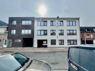 Spacieux appartement de 87 m² proche du centre ville et avec un accès rapide aux différentes voies d'accès.Il offre un séjour spacieux et...