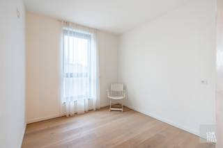 <h3>Indeling</h3>
<p>Assistentiewoning 2.6 beschikt over:</p>
<ul>
<li>
<p>Een lichtrijke leefruimte met grote raampartijen en toegang tot het terras</p>
</li>
<li>
<p>Een open, uitgeruste keuken</p>
</li>
<li>
<p>Twee volwaardige slaapkamers</p>
</li>
<li>
<p>Een praktische berging met aansluiting voor wasmachine en droogkast</p>
</li>
<li>
<p>Een ingerichte badkamer met inloopdouche, wastafel en toilet</p>
</li>
</ul>
<p>Daarnaast is er een privatieve kelderberging inbegrepen. Een autostandplaats in de ondergrondse parkeergarage is optioneel te huur aan €50/maand.</p>
<h3>Afwerking</h3>
<p>Deze assistentiewoning is afgewerkt met duurzame en hoogwaardige materialen, waaronder:</p>
<ul>
<li>
<p>Parketvloeren met vloerverwarming</p>
</li>
<li>
<p>Airconditioning in de leefruimte</p>
</li>
<li>
<p>Domoticasysteem voor gebruiksgemak en veiligheid</p>
</li>
<li>
<p>Keuken voorzien van inductiekookplaat, microgolfoven, koelkast, spoelbak met verlek en afzuigkap</p>
</li>
<li>
<p>Badkamer met inloopdouche, toilet en enkele wastafel</p>
</li>
</ul>
<p>Het volledige gebouw is rolstoeltoegankelijk en voorzien van een noodoproepsysteem in elke wooneenheid.</p>
<h3>Gemeenschappelijke voorzieningen en dienstverlening</h3>
<p>Residentie Molenhoek biedt een uitgebreid dienstenaanbod op maat van de bewoners:</p>
<ul>
<li>
<p>Brasserie met mogelijkheid tot maaltijden ter plaatse of levering in de privé flat.</p>
</li>
<li>
<p>Fitnessruimte, wasruimte, kapsalon, nagelstudio en een ruimte voor de kinesist</p>
</li>
<li>
<p>Dagelijkse aanwezigheid van een woonassistent die instaat voor coördinatie van zorg en activiteiten</p>
</li>
<li>
<p>Professioneel beheer en erkende zorgpartners</p>
</li>
</ul>
<p>De assistentiewoning maakt deel uit van een erkend woonproject, waardoor de eigenaar is vrijgesteld van onroerende voorheffing (Kadastraal Inkomen).</p>
<h3>Een veilige investering en zorgeloze woonoplossing</h3>
<p>Deze assistentiewoning combineert comfort, privacy en veiligheid met de nabijheid van zorg en sociaal contact. Ideaal voor wie op zoek is naar een duurzame woonoplossing met toekomstvisie in het centrum van Lanaken.</p>