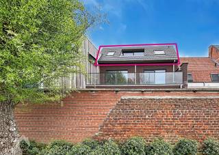 Dit charmante dakappartement, gelegen op de tweede verdieping aan de achterzijde van het gebouw, biedt rust en comfort in een aangename...