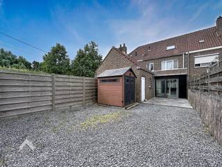 <p>Instapklare woning in de nabijheid van allerlei faciliteiten bestaande uit een inkomhal met afzonderlijk toilet, lichtrijke leefruimte met eet-en zithoek, uitgebouwde tuinkamer/polyvalente ruimte, was/bergplaats en een onderhoudsvriendelijke tuin met terras + tuinberging en uitweg langs te achterzijde (ideaal voor fietsen of privatieve oprit voor de wagen). Op het 1<sup>ste</sup> verdiep zijn 2 ruime slaapkamers, ingerichte badkamer (inloopdouche, lavabo en toilet) en een vaste trap naar de 2<sup>de</sup> verdieping die afgewerkt is met een 3<sup>de</sup> en 4<sup>de</sup> slaapkamer + berging.</p>
<p></p>
<p>Extra troeven:</p>
<ul>
<li>Energiezuinig</li>
<li>Conforme keuring elektriciteit</li>
<li>Dubbele beglazing (PVC) en CV op gas</li>
<li>Droge kelder</li>
<li>In de nabijheid van scholen, winkels en openbaar vervoer</li>
<li>Instapklaar</li>
</ul>
<p></p>
<p>Deze woning is te koop ZONDER makelaar via het concept van Smart Houses! Wenst u verdere inlichtingen of bezoek? Contacteer rechtstreeks de eigenaar via 0485/78.06.69</p>