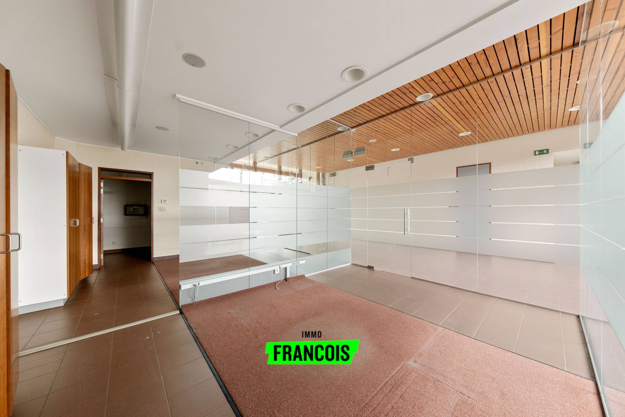 Opbrengsteigendom met handelsruimte en twee appartement op toplocatie te Beernem - foto 4