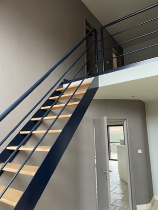 Rustig gelegen woning in dooplopende kindvriendelijke straat, op wandelafstand van centrum van St-Jozef Rijkevorsel De woning omvat op het gelijkvloers: ruime inkomhal, bureel, gastentoilet, ruime living met ruime open ingerichte keuken, berging en zij-inkom met ingebouwde kasten. Op de eerste verdieping: 3 slaapkamers (met ingebouwde kasten), afzonderlijke dressing, ruime badkamer met ligbad en douche. Daarnaast is er nog een zolder voor evt stockage. De naar het zuid-west gerichte tuin is volledig omheind en in de losstaande garage is er plaats voor 2 wagens. De woning wordt verwarmd op aardgas en heeft bijkomend warmwaterpanelen.