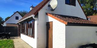 <p><br /><span>Deze mooi bemeubelde woning is rustig gelegen en biedt alles wat u zoekt voor een comfortabel verblijf. </span></p><p><span>De woning beschikt over <strong>3 slaapkamers</strong>, waarvan één slaapkamer op het gelijkvloers en twee slaapkamers op de bovenverdieping.</span></p><p><span>De woning wordt <strong>steeds goed verhuurd</strong> en voldoet aan de voorwaarden van het <strong>Logiesdecreet. </strong></span></p><p><span><strong>De elektrische installatie conform.</strong></span></p><p><span>Op het gelijkvloers vindt u een ruime en gezellige leefruimte, met een sfeervolle voorkamer die ingericht is als zithoek en tv-kamer. </span></p><p><span>De woning beschikt daarnaast over een <strong>nieuwe, volledig uitgeruste keuken met alle nodige toestellen</strong>, een <strong>afzonderlijk nieuw toilet</strong> en een <strong>moderne, vernieuwde badkamer</strong>.</span></p><p><span>Achteraan geniet u van een <strong>mooie, volledig afgesloten tuin volledig naar de zon gericht.</strong></span></p><p><span> Ideaal om heerlijk te ontspannen of gezellig buiten te zitten.</span></p><p>Parking in de omgeving van de woning.</p>