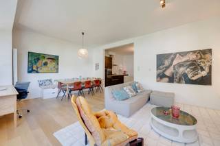 <p><span>Appartement plein de charme et coloré, idéalement situé au cœur d'Anvers</span></p><p><span> </span></p><p><span>Bienvenue dans cet appartement unique et plein de charme, bénéficiant d'un emplacement de choix à Anvers. </span></p><p><span>Situé au </span><span>3 Kopstraatje</span><span> et s'étendant jusqu'à la très animée </span><span>Nationalestraat</span><span>, vous profiterez ici du meilleur de ce que la ville a à offrir : cafés conviviaux, boutiques branchées, culture et gastronomie à quelques pas.</span></p><p><span> </span></p><p><span>Cet appartement se distingue par son aspect coloré, ses finitions haut de gamme et son agencement étonnamment spacieux. </span></p><p><span>Le grand espace de vie ouvert constitue le cœur de la maison et baigne dans la lumière. La cuisine moderne, dotée d’un îlot de cuisine élégant, invite à des dîners conviviaux et à de longues soirées entre amis et en famille.</span></p><p><span>Actuellement, l'appartement dispose d'une chambre très spacieuse. </span></p><p><span>Grâce à son agencement astucieux, il est facile de créer une deuxième chambre en installant une cloison. </span></p><p><span>Toutes les installations nécessaires sont déjà en place : une porte, une fenêtre, des prises électriques et des interrupteurs sont déjà présents, ce qui permet de réaliser cette modification rapidement et facilement.</span></p><p><span>La salle de bains élégante, équipée d'une douche à l'italienne, d'une baignoire et d'un double lavabo, a été entièrement rénovée cette année. La magnifique finition Mortex confère à la pièce un aspect luxueux et intemporel.</span></p><p><span>L'appartement dispose également de toilettes séparées pour les invités et d'un débarras pratique avec raccordement pour lave-linge et sèche-linge. Un débarras privé est également prévu au sous-sol.</span></p><p><span> </span></p><p><span>La qualité</span><span> est au cœur de cet appartement. </span></p><p><span>Du choix des matériaux aux finitions, tout a été réalisé avec le souci du détail. </span></p><p><span>Le résultat est un appartement prêt à emménager, alliant caractère, confort et emplacement exceptionnel.</span></p><p><span>Une opportunité rare pour ceux qui recherchent un lieu de vie exceptionnel dans le cœur historique et animé d'Anvers.</span></p><p><span> </span></p><p><span>Les atouts en bref :</span></p><ul><li><span>Électricité CONFORME</span></li><li><span>PEB B = très économe en énergie</span></li><li><span>Pas d'amiante</span></li><li><span>Cave privée</span></li><li><span>Faibles charges</span></li><li><span>Emplacement idéal entre la Kopstraatje et la Nationalestraat</span></li><li><span>Possibilité d'aménager 2 chambres</span></li><li><span>Spacieux espace de vie ouvert avec cuisine et îlot central</span></li><li><span>Toilettes séparées pour les invités</span></li><li><span>Débarras pratique avec buanderie</span></li><li><span>Salle de bains Mortex entièrement rénovée</span></li><li><span>Finitions haut de gamme et matériaux de qualité</span></li></ul><p><span> </span></p><p><span>Laissez-vous surprendre par l'espace, l'ambiance et l'emplacement unique de ce magnifique appartement. </span></p><p><span>Une visite vous convaincra immédiatement, alors contactez-nous vite avant qu'il ne soit trop tard !</span></p><p><span> </span></p><p><span>sofie@sinjoor ou 03/646.66.55</span></p><p><span> </span></p>