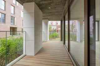 <p>Deze nieuwbouwappartementen met twee slaapkamers in het hart van Leuven bieden een zeldzame combinatie van comfort, licht en een groene woonomgeving. In Burenberg woon je langs de Brusselsestraat, op wandelafstand van het bruisende centrum, maar toch met de rust van een stijlvolle stadssite rondom je.</p><p>De appartementen zijn ontworpen voor wie ruim, praktisch en aangenaam wil wonen. Grote glaspartijen zorgen voor veel natuurlijk licht en brengen het groen van de parktuin visueel naar binnen. De leefruimtes voelen open en rustig aan, met plaats voor een gezellige zithoek, een eetruimte en een keuken die volgens jouw woonstijl kan worden ingericht.</p><p>De twee slaapkamers maken deze appartementen geschikt voor verschillende woonwensen. Denk aan een volwaardige hoofdslaapkamer, een extra kamer voor logees, een bureau of een hobbyruimte. Zo groeit het appartement mee met jouw manier van leven, zonder overbodige complexiteit.</p><p>Buiten vormt de parktuin het groene hart van Burenberg. Deze ruime stadstuin brengt rust in het project en creëert een aangename overgang tussen wonen in de stad en ontspannen in het groen. Afhankelijk van het gekozen appartement geniet je bovendien van mooie zichten op de Leuvense skyline, het park en het historische klooster op de site.</p><p>De ligging is zonder twijfel een grote troef. De Oude Markt, de Muntstraat, de Kruidtuin, Gasthuisberg, winkels, restaurants, cafés, diensten en sportfaciliteiten bevinden zich allemaal op korte afstand. Je woont centraal, maar niet midden in de drukte. Dat maakt Burenberg bijzonder interessant voor wie Leuven echt wil beleven, zonder in te boeten op woonkwaliteit.</p><p>Er zijn nog vier appartementen beschikbaar in dit gegeerde nieuwbouwproject. Zoek je een energiezuinig nieuwbouwappartement met twee slaapkamers in Leuven, op een sterke ligging en met een groene toets, dan is dit een kans die je best niet laat liggen. Neem gerust contact op voor meer informatie of een bezoek ter plaatse.</p>