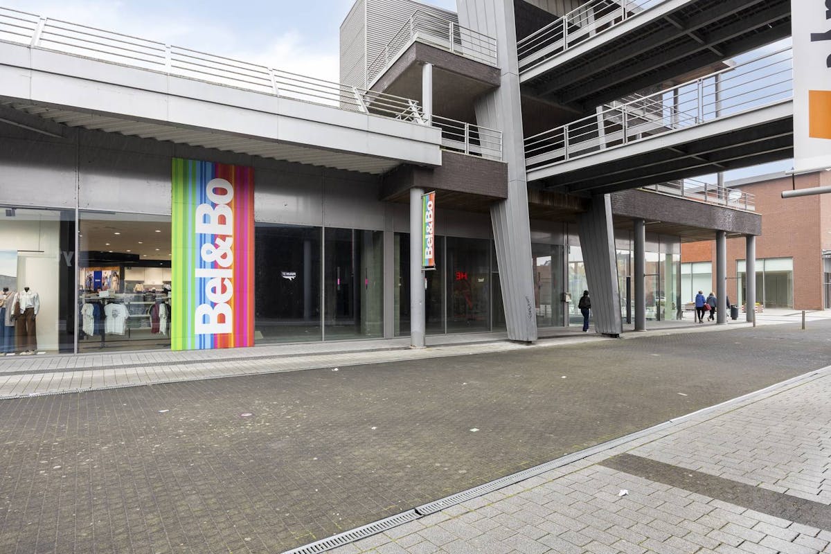 Commercial property of approximately 425 m² for rent at a prime location in a shopping center in Maaseik - photo 1