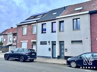 Welkom in deze afgewerkte, moderne woning met 3 slaapkamers en tuin in een rustige straat te Harelbeke!<br /><br />Bij het betreden van de woning komt u binnen in de ruime inkomhal, met apart gastentoilet. Aansluitend bevindt zich de leefruimte met open leefkeuken, uitgerust van alle courante toestellen: oven, microgolf, koelkast, fornuis met ingebouwde dampkap en vaatwasser.<br />Op het gelijkvloers bevindt zich ook de badkamer, uitgerust van inloopdouche en wastafel. Hier vindt u ook de aansluiting voor de wasmachine.<br /><br />Op het verdiep zijn er 2 slaapkamers en een apart toilet. De zolder is bereikbaar via de vaste trap, waar er een derde ruime kamer is.<br /><br />Tot slot is er de gezellige, recent aangelegde, tuin met terras. Achteraan is er nog een praktisch tuinhuis.<br /><br />Parkeren kunt u makkelijk voor de deur.